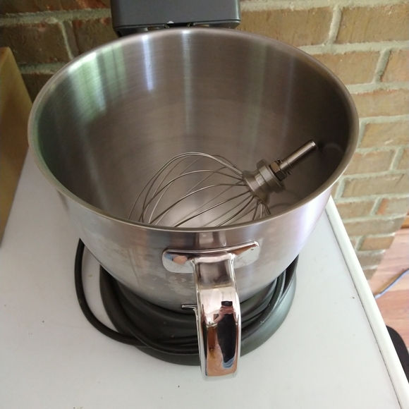 Viking Professional VSM 7 qt. 1000 Watt mixer with 11 attachments. - Picture 8 of 12